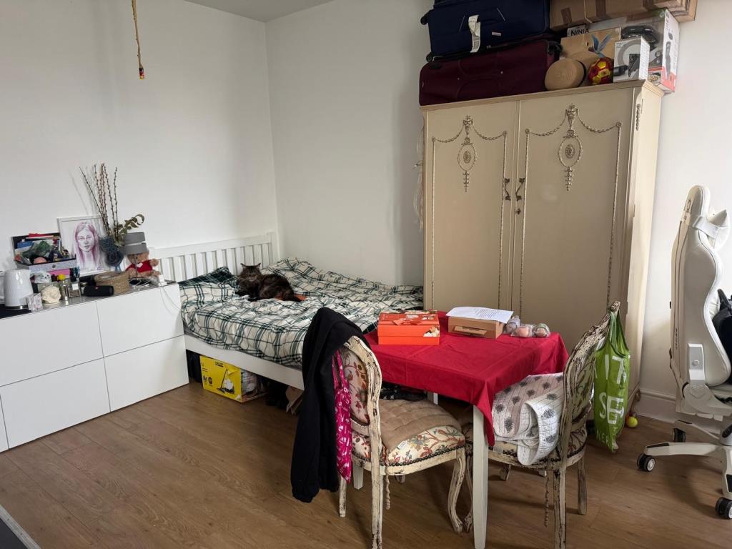 Lot: 117 - FREEHOLD TOWN CENTRE BUILDING COMPRISING FOUR FLATS AND COMMERCIAL UNIT SOLD ON A LONG LEASE - A view inside a flat at the rear of the building